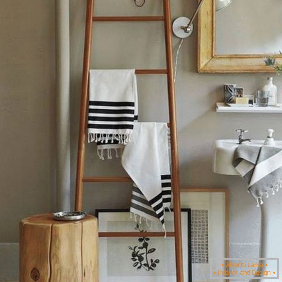 Декорування ванної кімнати - вішалка для рушників з драбини