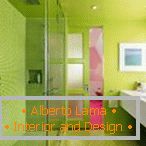 Скляний душ і зелені стіни