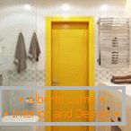 Жовта двері в світлій ванній