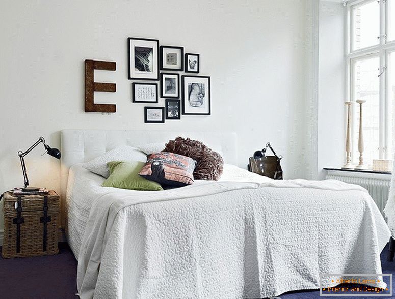 Картини і буква над ліжком