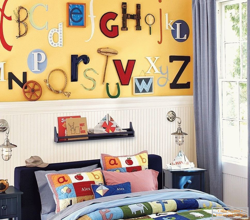 Букви над ліжком в детской