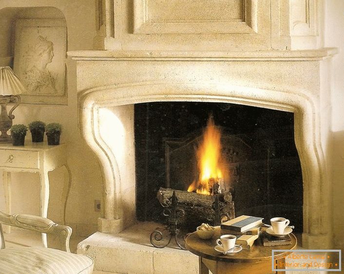 Повноцінний газовий камін як проект будинку. Декоративні поліна надають каміну достовірність живого вогню від дров.