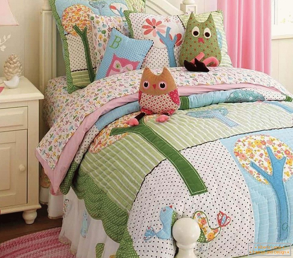 Ідея дитячих декоративних подушок в спальні