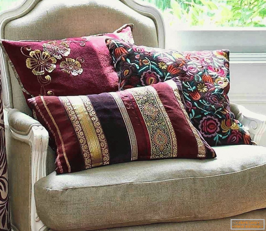 Декоративні подушки с вышивкой 