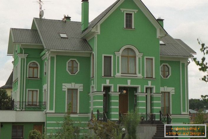 Зелені стіни декоровані ліпниною відповідно до класичним стилем. Вдалий варіант оформлення заміського будинку.