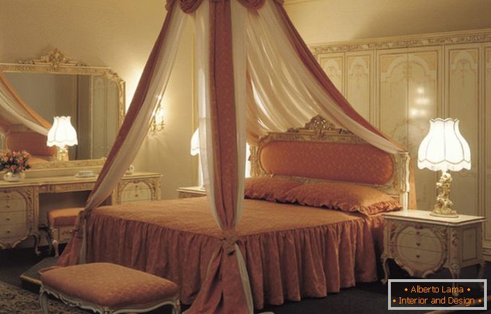 Балдахін над ліжком вважається самим незвичайним елементом декору спальні.