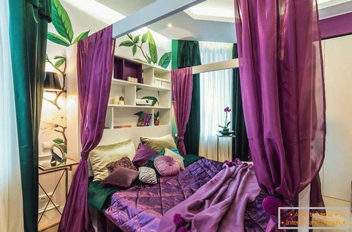 За допомогою балдахіна над ліжком в спальні можна створити більш затишну і інтимну атмосферу.