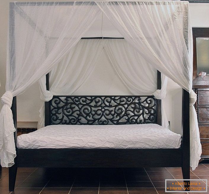 Спальня в стилі модерн приваблива правильною організацією спального місця. Для пошиття балдахіна використовувалася легка натуральна тканина.