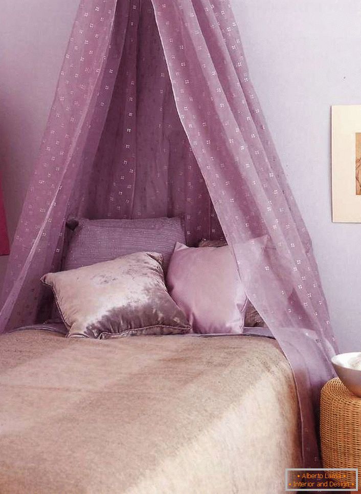 Легкий, повітряний балдахін світло-бузкового кольору робить обстановку в кімнаті романтичної і невимушеною.