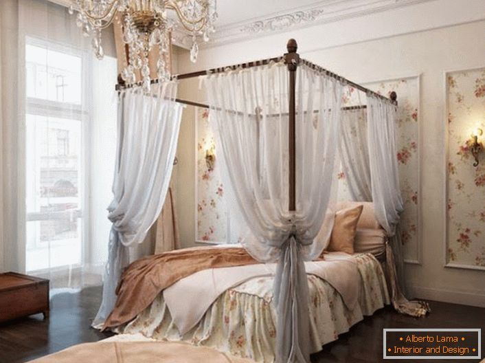 Спальня в стилі бароко декорована витонченим, повітряним балдахіном, який робить відпочинок ще більш розслаблюючим. 