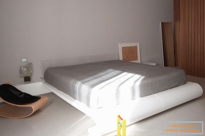 Дитяча кімната в стилі мінімалізм з великим ліжком - цікаве рішення для сім'ї з двома дітьми.