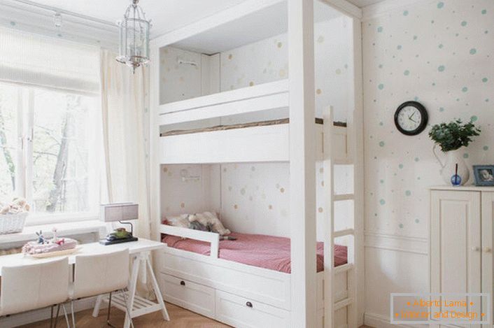 Ніжне, затишне оформлення дитячої кімнати в стилі мінімалізм цікаво лаконічністю, стриманістю форм. 