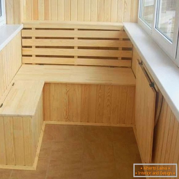 Оформлення балкона з дерев'яною обшивкою і меблями