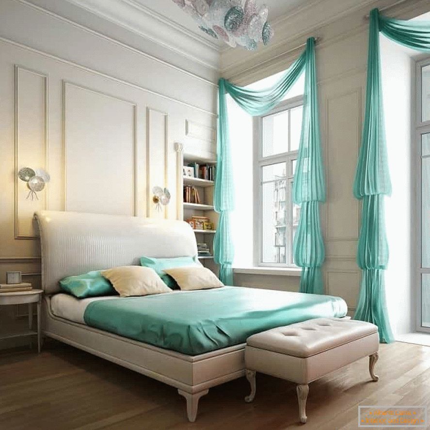 Білий інтер'єр класичної спальні можна розбавити кольоровим постільною білизною і шторами