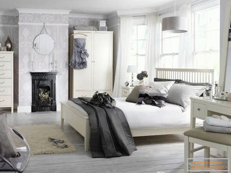 Біла спальня наповнена аксесуарами в класичному стилі