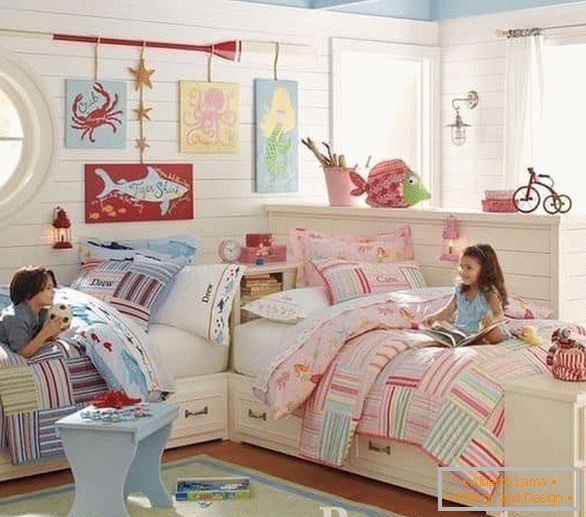 Маленька дитяча кімната для двох різностатевих дітей
