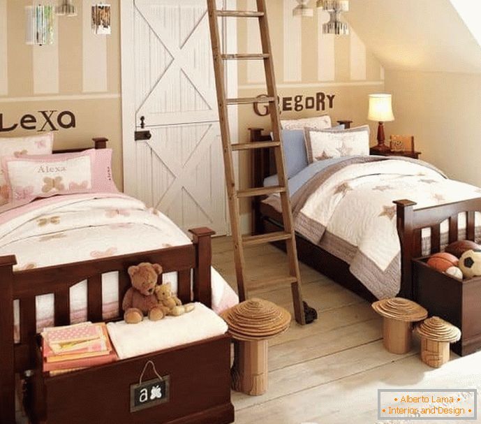 Дитяча поділена сходами між ліжками для різностатевих дітей