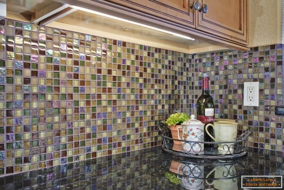 Фартух з мозаїки на кухні