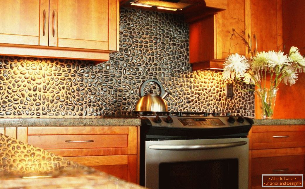 Фартух з природного каменю на кухні