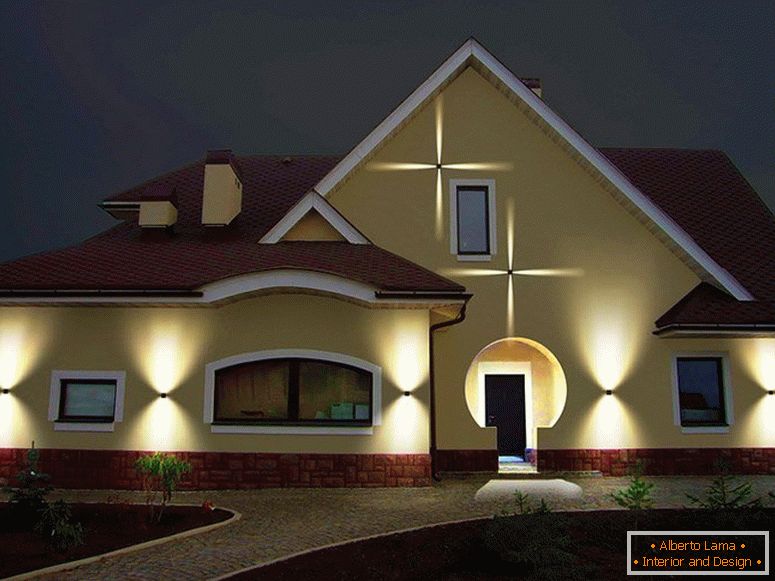 освітлення фасаду дома