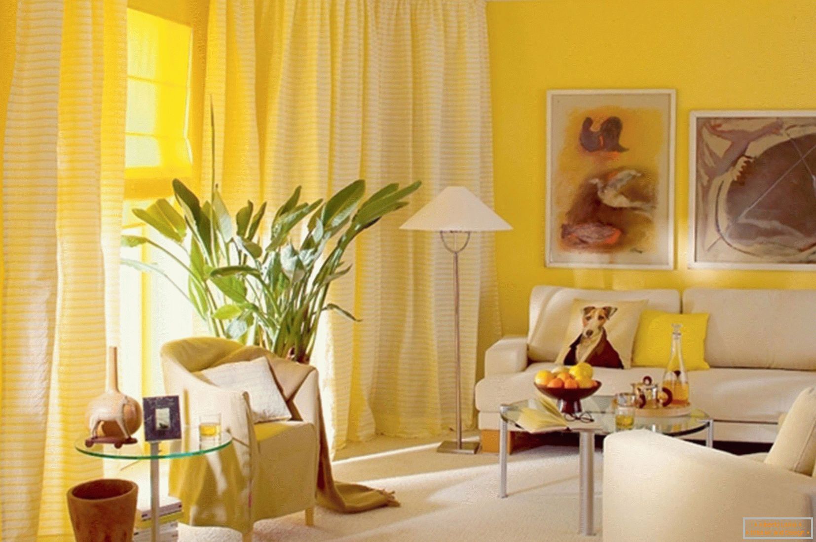 Сонячна вітальня жовтого кольору