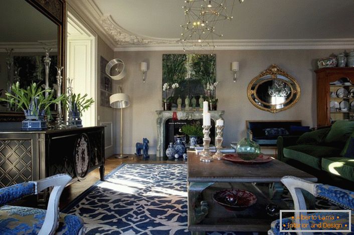Основним притягає погляд елементом в кімнаті для гостей став килим з яскраво-синім орнаментом, який гармонійно поєднується з оббивкою крісел.