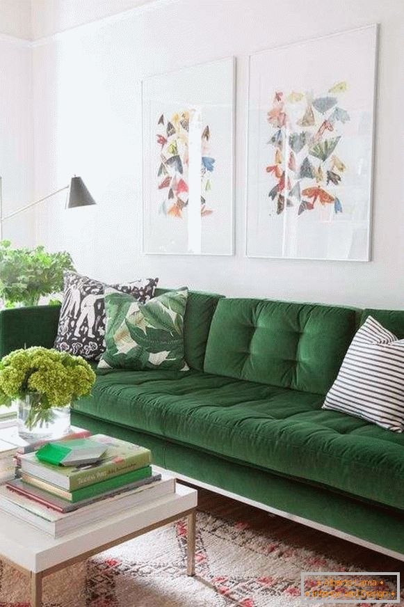Зелений оксамитовий диван в інтер'єрі вітальні - фото