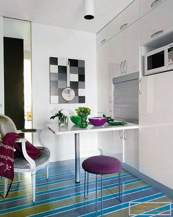 Простий дизайн маленької кухні в сучасній квартирі