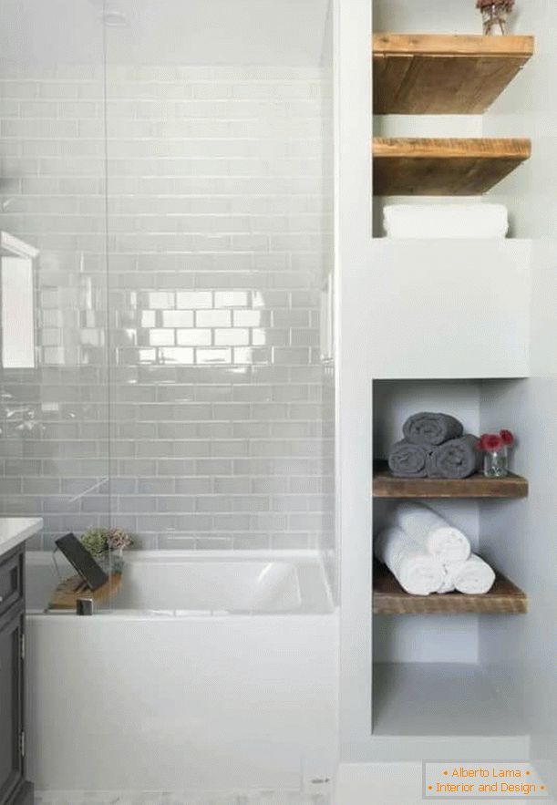 Дизайн маленької ванної кімнати з зручним стеллажом
