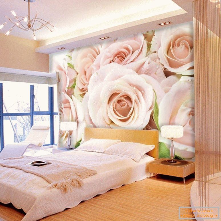 Троянди на стіні спальні