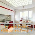 Білий інтер'єр кухні з бордовою меблями