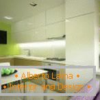 Білі меблі й салатові стіни на кухні