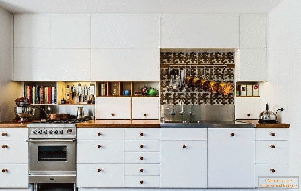 Кухня в білому кольорі з яскравим фартухом
