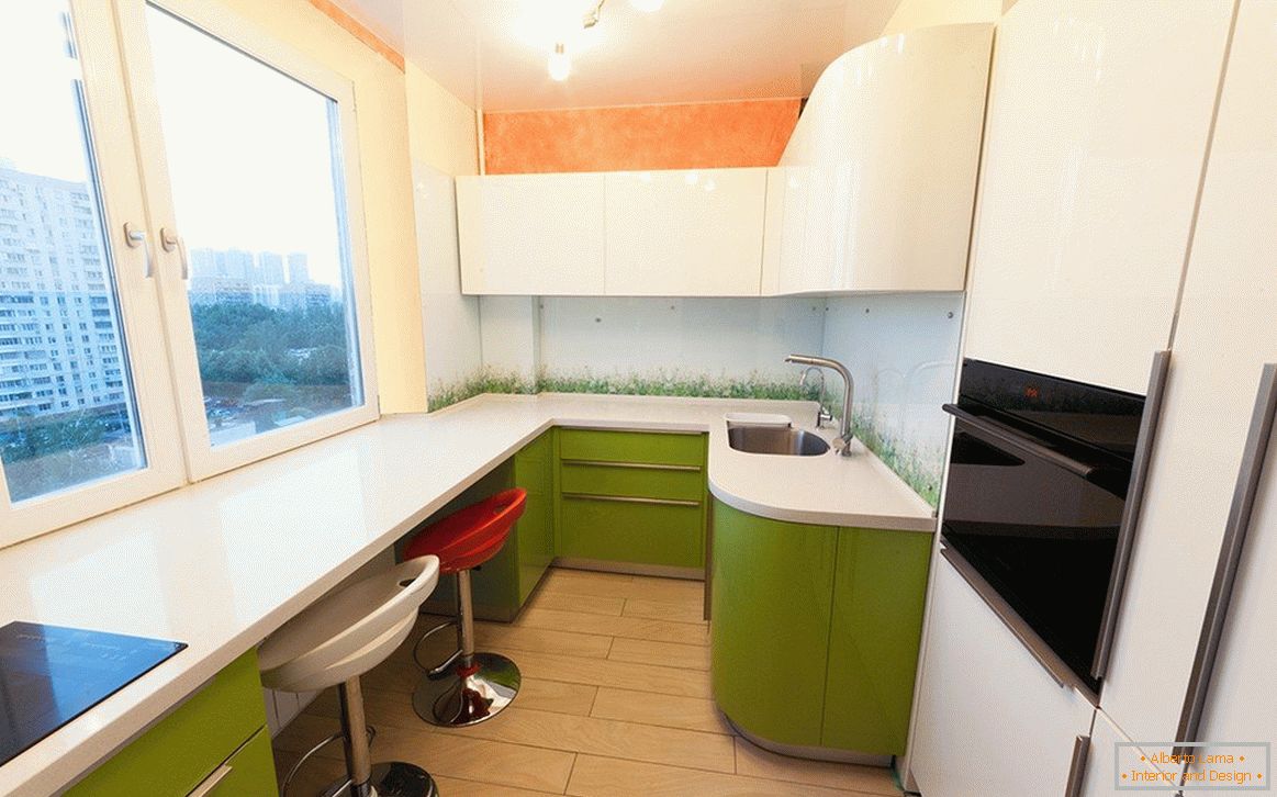 Біло-зелена кухонні меблі