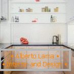 Поєднання меблів білого кольору і кольору дерева на кухні