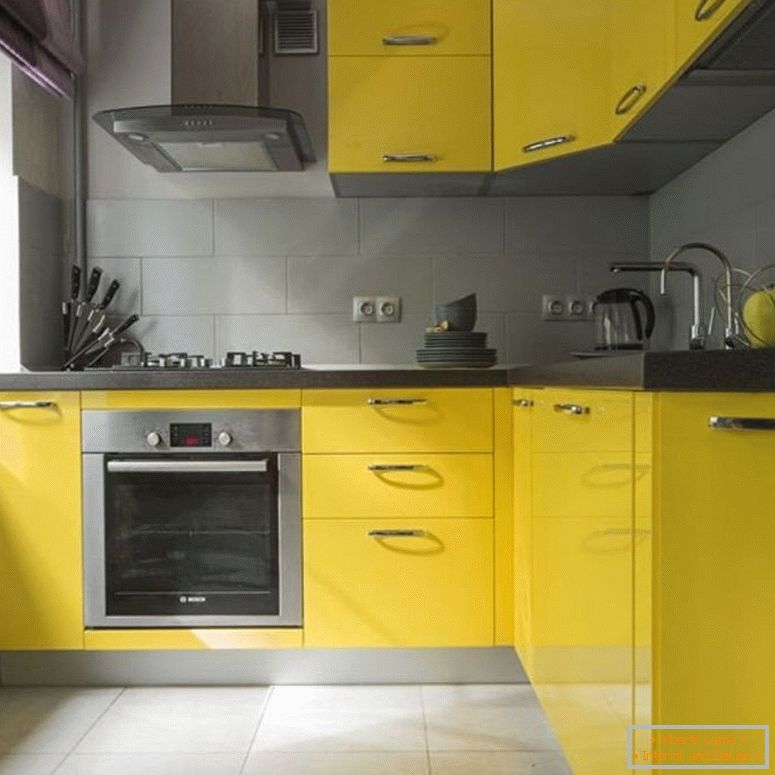 Жовта меблі на кухні