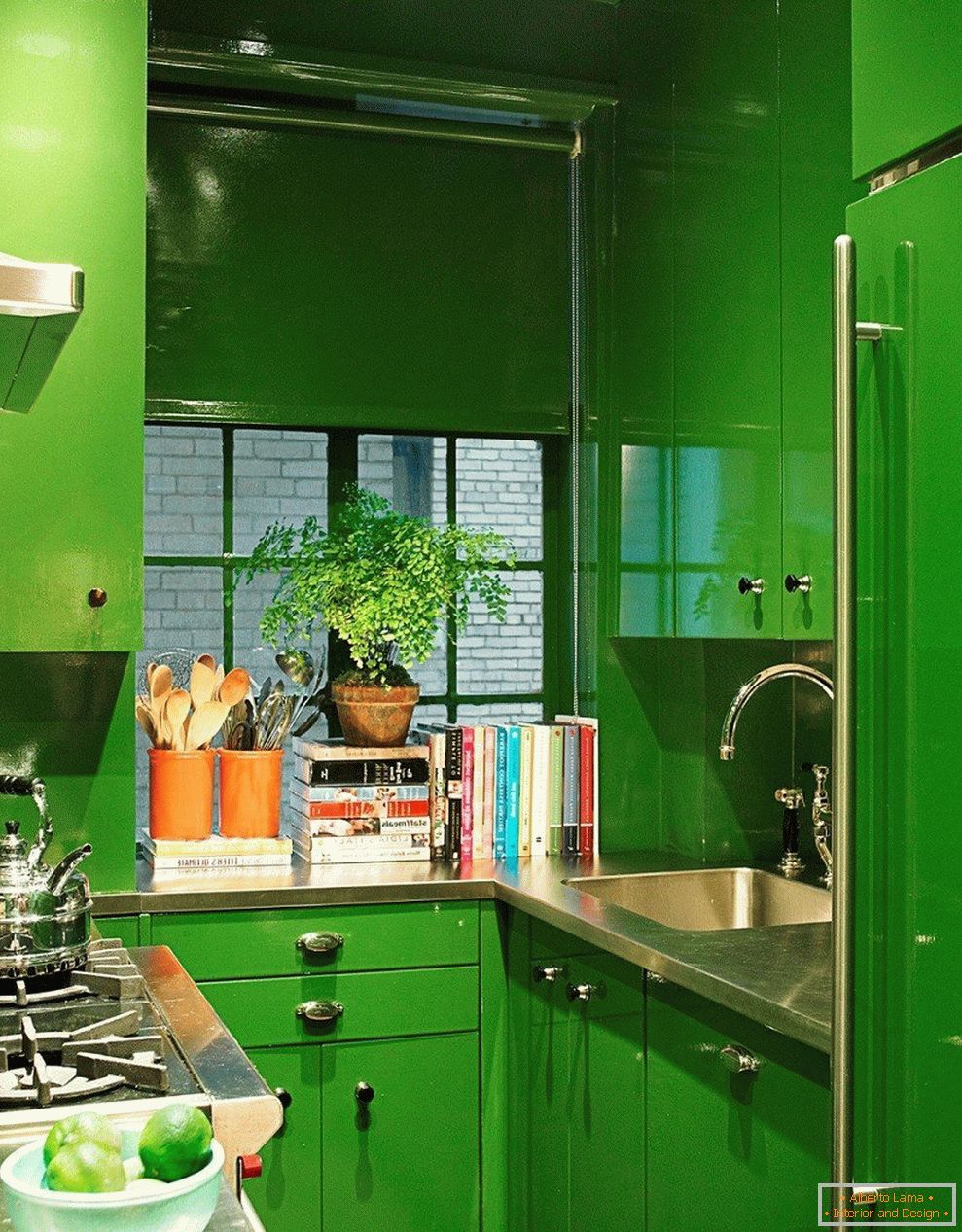 Маленька кухня зеленого кольору
