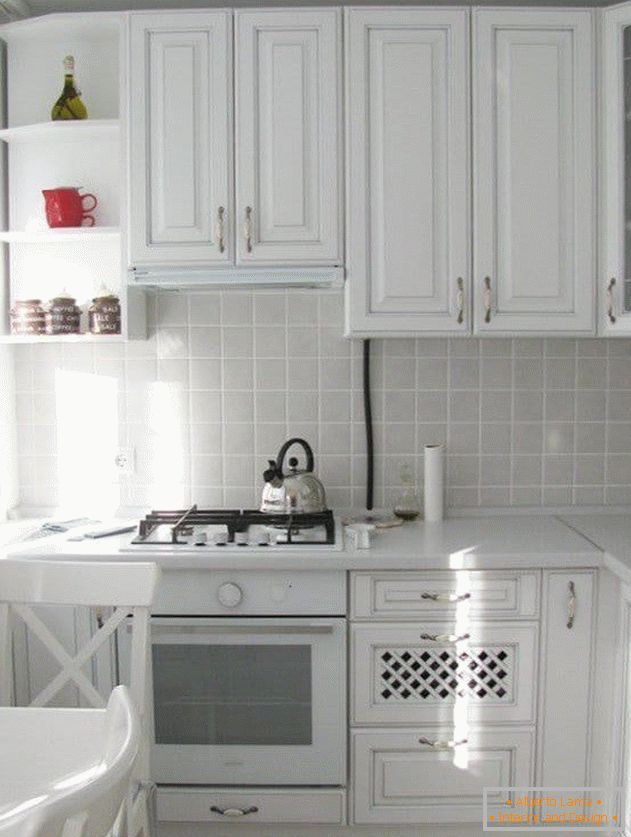 Біла кухня для квартир хрущовок