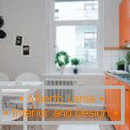 Біла кухня з помаранчевої меблями