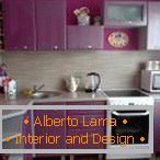 Кухня з фіолетовим інтер'єром
