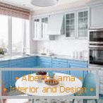 Біло-блакитна кухонні меблі в інтер'єрі