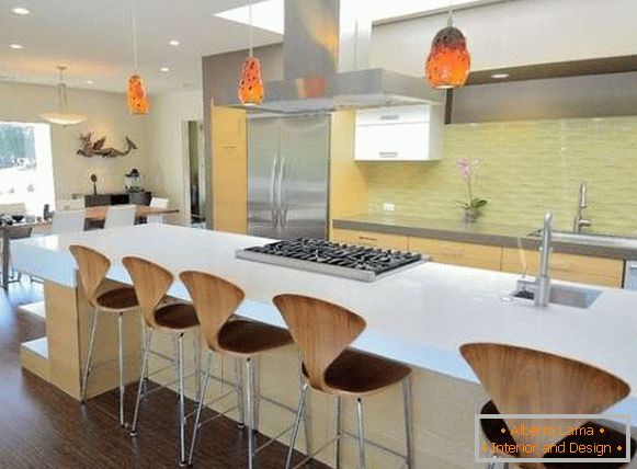 Дизайн сучасних кухонь в приватному будинку - фото зі столовою