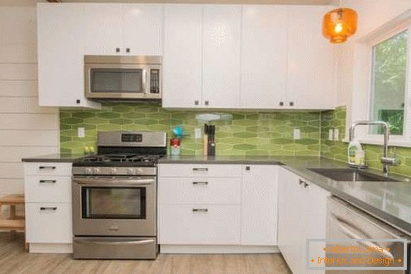 Дизайн кутовий кухні в приватному будинку - фото в білому і зеленому кольорі