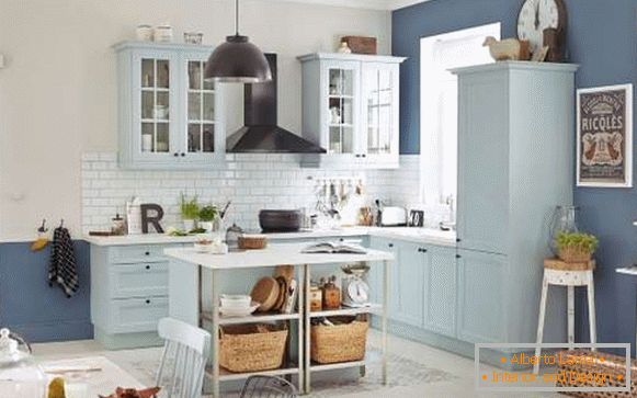 Блакитна кутова кухня з білою плиткою і синіми стінами в інтер'єрі приватного будинку