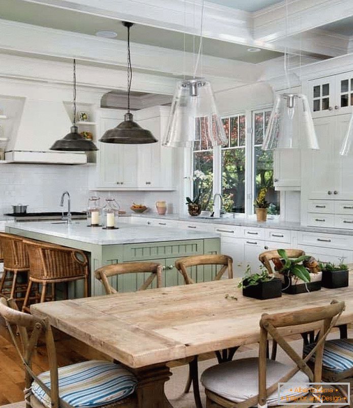 Біла кухня з дерев'яними меблями