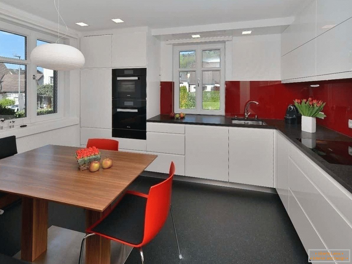 Білу матову стелю розширить простір невеликої кухні в стилі хай тек