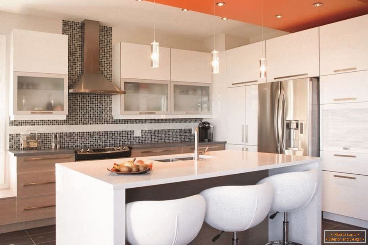 Поєднання кольору на стелі в інтер'єрі кухні в стилі хай тек