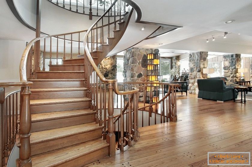 Проста класичні сходи в великому будинку
