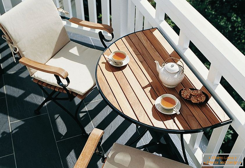 Місце для кави на маленькому балконі