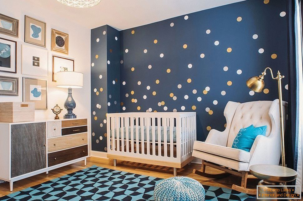 Декор кімнати для дитини з синіми стінами